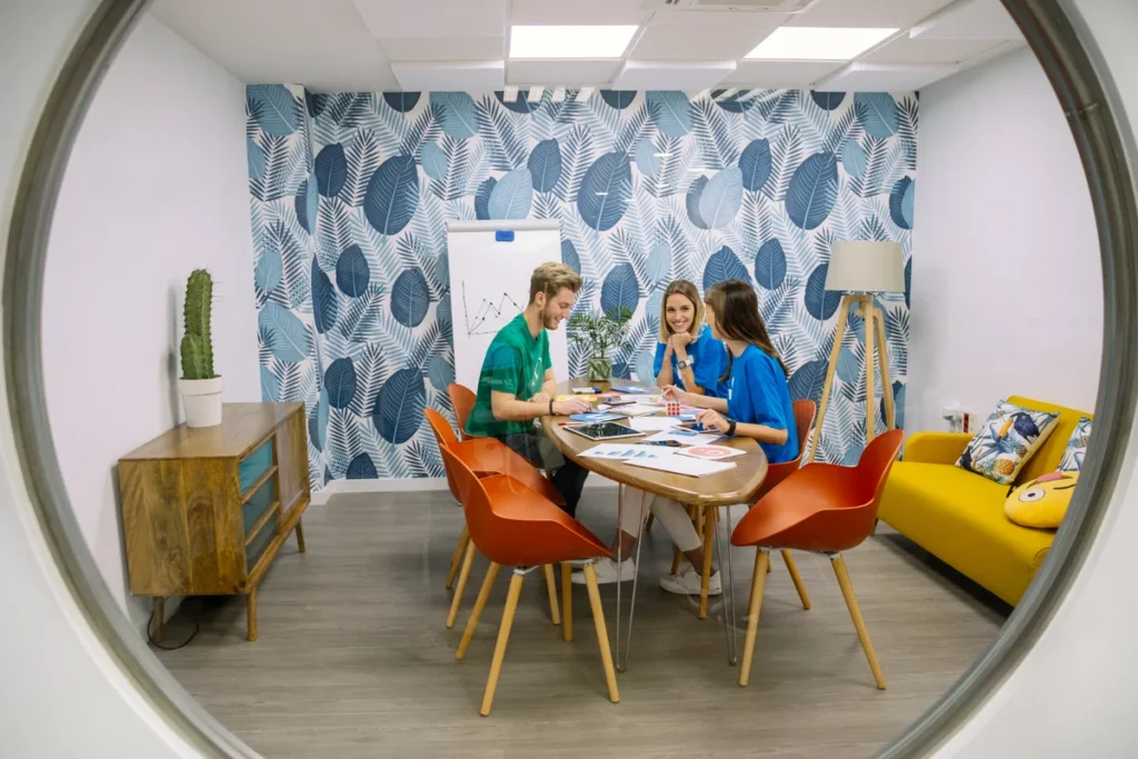 Paleta de cores moderna e cartões de visita aplicados para uma clínica médica de alto padrão.